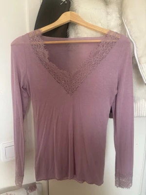 Spets topp från Intimissimi - Supersnygg långärmad topp från Intimissimi i den här ljuslila färgen som inte säljs längre.💗