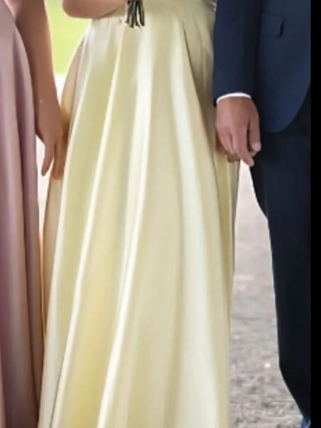 Ljusgul långklänning i satin