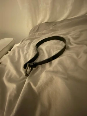 Svart klassiskt bälte i skinn - Snyggt svart bälte i skinn med enkel metallspänne. Perfekt till jeans eller byxor för en stilren look. Bältet har en tidlös design och passar till det mesta i garderoben.