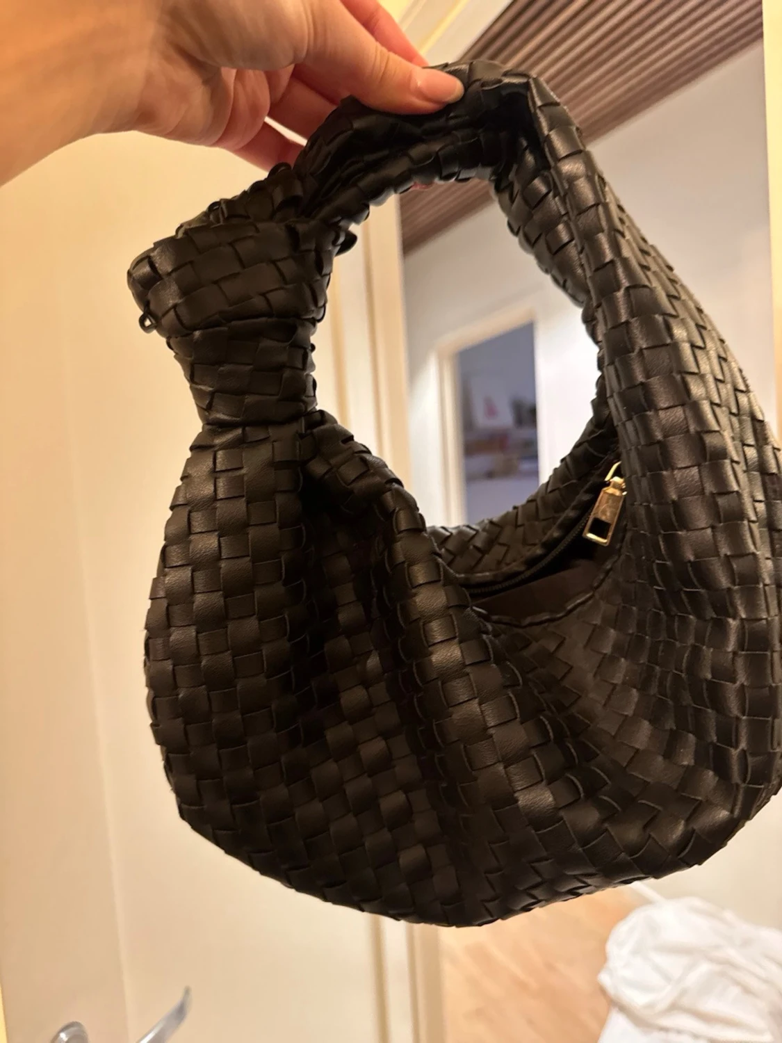 Svart flätad axelväska i läderimitation - 2