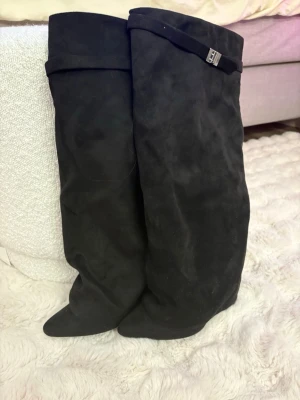 Svarta höga stövlar i mockaimitation - Passar storlek 38 och har en klack på 10 cm. Använda 1 gång. Skriv om ni ha frågor!💕