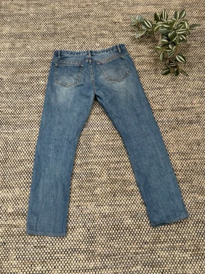 A.P.C Jeans 31/32 - Mycket snygga märkes jeans i nyskick! Använda Max 4-5 gånger säljer då de blivit för små   •Skick: 9/10  •storlek📏: 31/32  •Nypris/Butikspris:💰5000kr   Köp gärna i bundles för att underlätta i frakt och på detta vis blir jag mer flexibel i pris! Våga buda! 🚚🤝