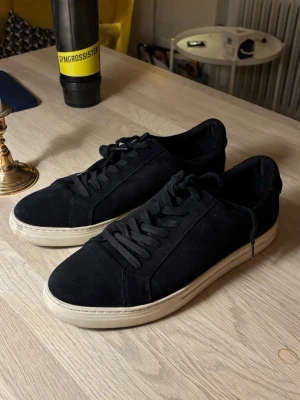 Vagabond mocka skor - Mörkblå vagabond skor i mocka i mycket bra skick. Knappast slitna som man ser på bilderna