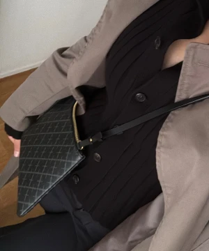 By malene Birger väska - Snygg svart kuvertväska från By Malene Birger. Väskan är använd ett fåtal gånger och är fortfarande i mycket bra skick. Inköpspris: 900 kr. Säljer för 700 