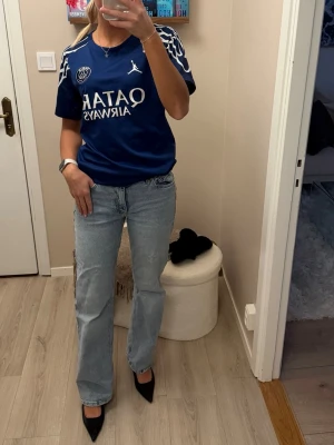 Raka jeans  - Ljusblåa raka jeans från BikBok. Dessa är i storlek w:27 L 32. Jag är 172cm och brukar ha storlek s/36 