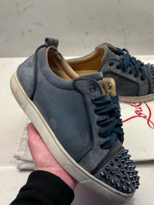 Christian louboutin washed blue  - Sjukt ovanliga skor, storlek 40 men passar också 41. Pris kan diskuteras vid snabb affär. Skriv vid frågor!