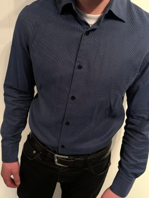 Matinique Skjorta mörkblå - Matinique skjorta i storlek M. Den är även i fint skick🤩