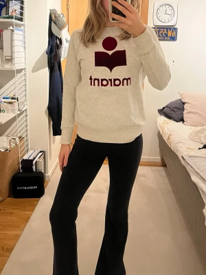 Isabel Marant tröja  - Säljer denna Isabel Marant sweatshirt i storlek 36/S🩷