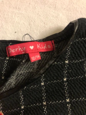 Klänning flicka  - Fin klänning av god kvalitet 