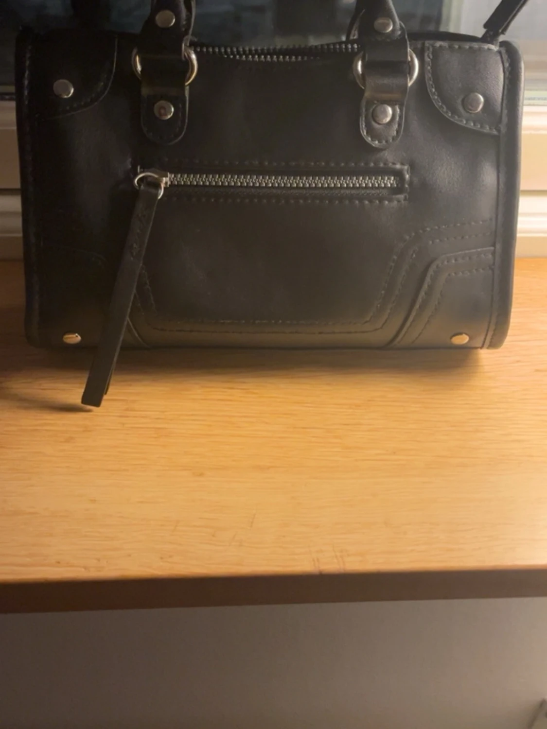 Svart handväska med silverdetaljer