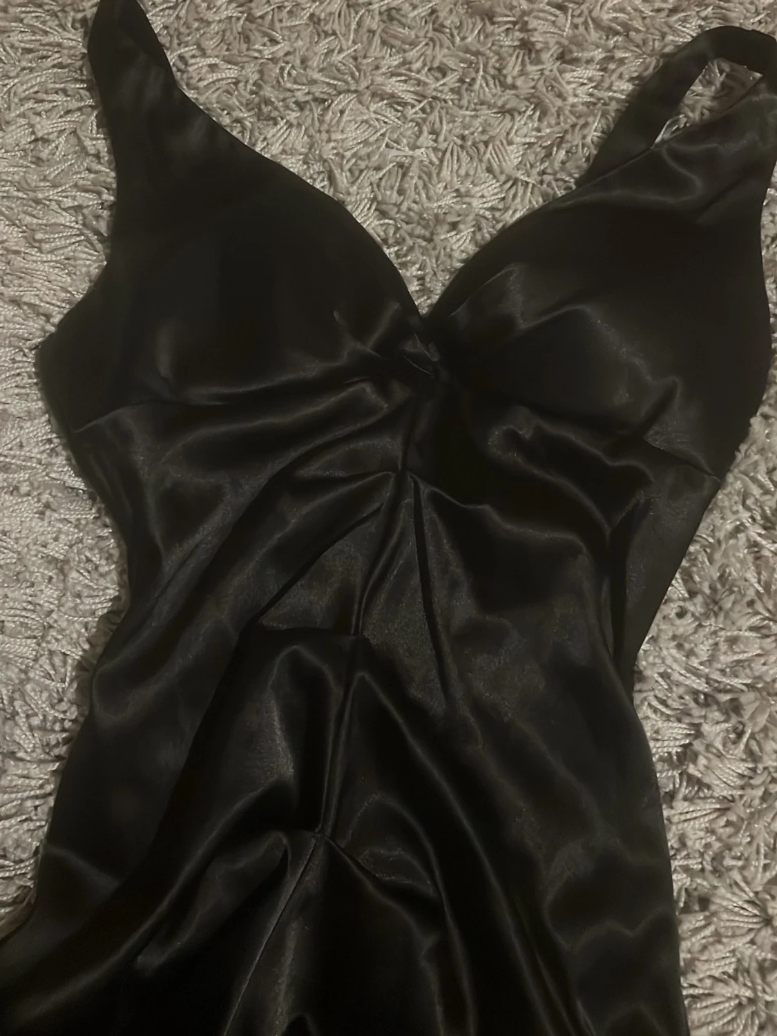Svart satin klänning med v-ringning