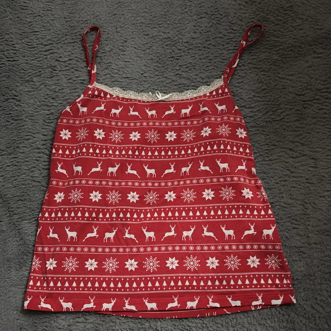 Röd julmönstrat linne med spets