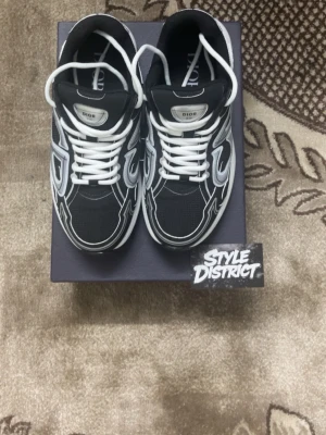 Dior b30s - Säljer då min personliga b30s som har använts 1 gång men dom är i toppform kvalité! Skicka gärna SMS för info. Från StyleDistrict!