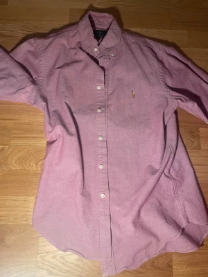 Polo Ralph lauren - Säljer en fet rosa polo Ralph lauren de är i en serie så de är limits edition jag tycker de är en 8/10