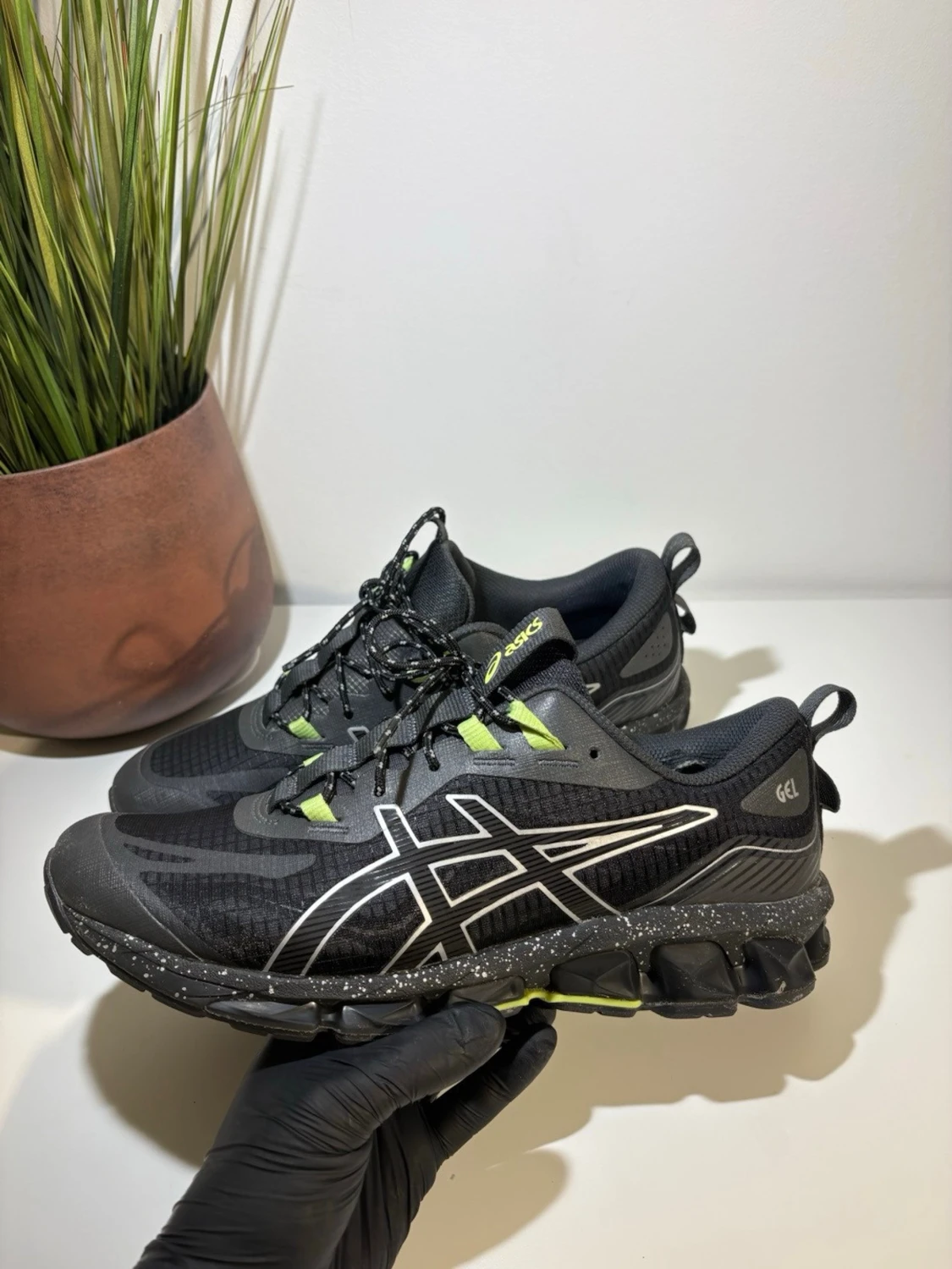 Svarta Asics sneakers med neongröna detaljer - 1