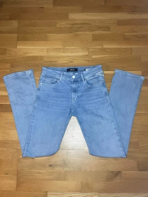 Ljusblåa Replay Anbass slim fit - Säljer ett par mycket fina replay anbass byxor i storlek 28:32. Inga defekter tillkommer och dem kommer i toppskick! Klassiska slimfit jeans! Hör av er vid eventuella frågor! 😊