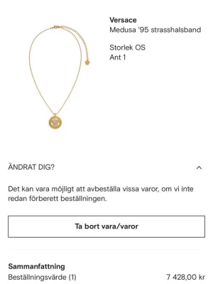 Versace Medusa '95 strasshalsband - Snyggt halsband från Versace i guldton med Medusa-hänge och glittrande strassdetaljer runt motivet. Kedjan är tunn och elegant, och halsbandet levereras i exklusiv Versace-box. Perfekt för dig som vill sticka ut med en ikonisk accessoar.