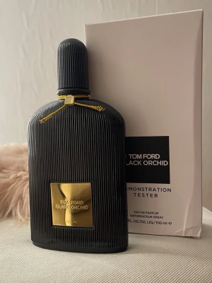 Tom Ford Black Orchid EdP 100 ml - Säljer en helt ny och oanvänd flaska Tom Ford Black Orchid 100 ml. En lyxig, djup och sensuell doft som passar perfekt för kvällar, fest och speciella tillfällen.  Black Orchid är känd för sin unika och exklusiva karaktär med noter av orkidé, mörk choklad, vanilj och patchouli – en kraftfull och elegant parfym som verkligen sticker ut.