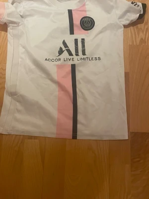 PSG vit och rosa t-shirt - Säljer den billigt för att den inte passar ner 