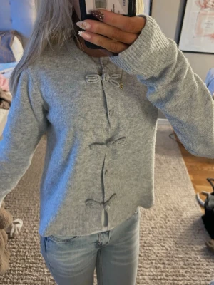 Grå kofta  - Söt tröja med rosetter från Nelly🧸