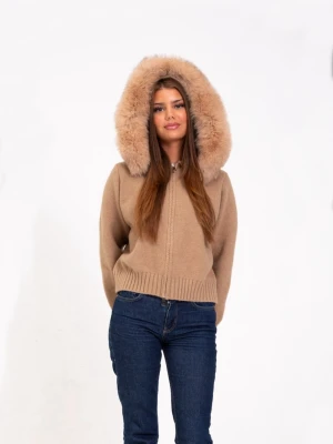 Alessa jacka - Supermysig beige alessa jacka med dragkedja och stor fluffig huva. Jackan har ribbade muddar och midja för en snygg passform. Perfekt för kalla dagar när du vill vara både varm och stilig. Aldrig använt den då jag köpte fel storlek. Storlek S passar dig som är 163-170cm lång. Vid funderingar känn dig fri att ställa frågor. 