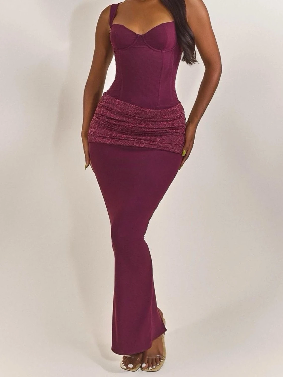 Vinröd lång klänning med korsettliv 