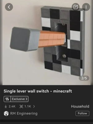 Minecraft-inspirerad väggströmbrytare - Unik väggströmbrytare med Minecraft-tema, designad som en spak i grått, svart, vitt och orange. Tillverkad i plast med pixelmönster som påminner om spelet. Perfekt för att ge rummet en nördig touch.