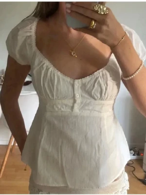 Vit blus med puffärmar och knappar - Söt vit blus!!🌸🌸💓