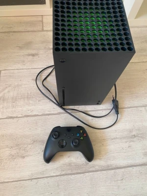 Xbox Series X med handkontroll - Säljer en svart Xbox Series X med tillhörande svart trådlös handkontroll. 