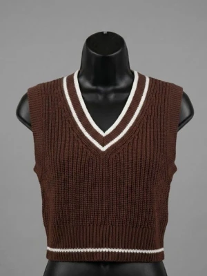 Brun stickad croppad väst H&M Divided - Brun stickad croppad väst från H&M Divided med vita ribbade detaljer vid v-ringad hals och nederkant. Perfekt att styla över en skjorta eller t-shirt för en trendig lager-på-lager-look.