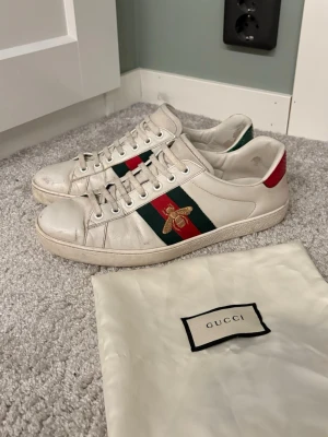 Gucci ace bee skor - Säljer nu dessa snygga Gucci ace skor 👟 i storlek uk 7 som passar 41 ungefär, dustbag och extra snören ingår, skriv för fler bilder/frågor🙌🏼