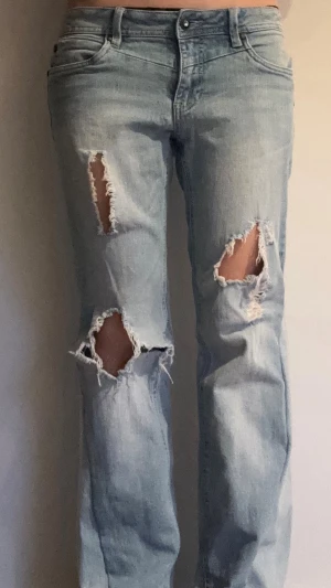 Baggy/ bootcut jeans - Jeans, strl 38. midjemått rakt över: 39 Innerbenslängd: 70. Hör av er vid frågor💕 Inga defekter vad vi sett.