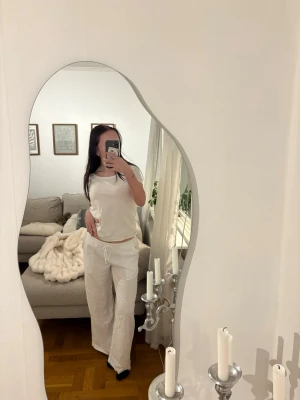 Vita linnebyxor  - Säljer ett par lågmidjade linnebyxor från lager 157 i storlek S✨