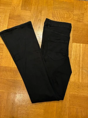 Svarta bootcut jeans från gina  - Svarta bootcut jeans från Fect Jeans med hög midja. Jeansen är tillverkade i ett stretchigt material