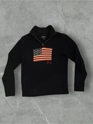 Ralph lauren USA flag - Säljer denna riktigt snygga marinblå stickade Ralph lauren tröja med USA flaggan på bröstet då den inte kommer till användning längre. Perfekt till vardagen och speciella tillfällen. Just denna half zip tröja med USA flagga på är väldigt svår att få tag på då den bara säljs begagnad för runt 1900 kr på nätet. Rökfritt hem Skick 8,5/10.  Storlek XL i barn vilket motsvarar S i vuxen storlek. Självklart äkta. Tveka inte på att höra av er vid frågor.