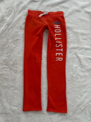 Hollister lågmidjade byxor  - Ett par byxor från Hollister i storlek XS. Rakt över midjemått: ca 34cm. Innebenslängd: ca 72cm. Jag fraktar inom 24h, frakt med PostNord prioriteras. Se liknande plagg i min profil!