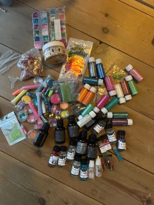 Stort nagelpysselkit med glitter och dekoration - Nagelpysselkit med massor av glitter, pigment, små flaskor, pipetter, torkade blommor, pärlor, paljetter och dekorationsmaterial i olika färger. Perfekt för dig som vill skapa unika nageldesigner hemma. Innehåller även små plasttrattar och förvaringsburkar. Finns även med lite doftoljor. Allt är olika använt