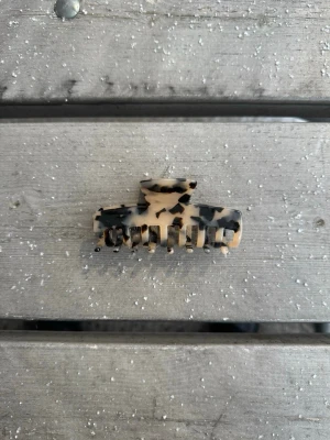 Turtle-mönstrad hårklämma - Säljer en trendig hårklämma i klassiskt turtle-mönster med beige och svarta fläckar. Den har en rektangulär form med silikon på insidan för bättre grepp. Perfekt för att snabbt sätta upp håret på ett snyggt sätt och få det att hålla hela dagen.🤩