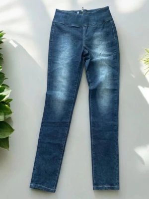 Blå high waist jeans med dragkedja, Pieces, storlek M/L - Snygga blå high waist jeans med dragkedja bak och två bakfickor. Jeansen har smal passform och lätt tvättade detaljer framtill. Perfekta till en avslappnad eller trendig look. Materialet ser ut att vara klassisk denim med stretch. Aldrig använda pga felköp,  dock utan prislapp.