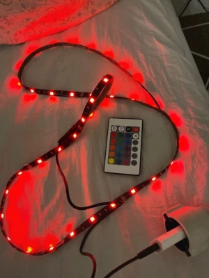led lights - typ en meter, lite längre, har suttit uppe så klistret kan va sämre❣️