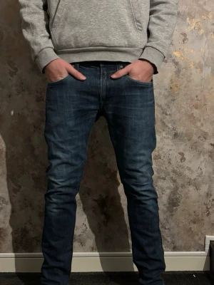 Mörkblå replay jeans - Säljer ett par mörkblå slim fit jeans med klassisk femficksdesign och snygg tvätt. Jeansen har normal midja och raka ben, perfekta till en avslappnad stil. Materialet är troligtvis bomull med lite stretch för extra komfort. Passar mig som är 1,82 cm lång, pris går att diskutera 