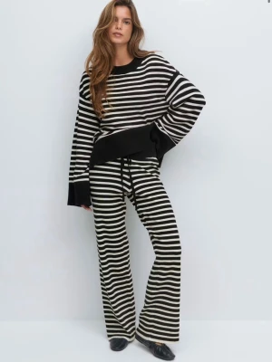 Randiga mjukisbyxor med vida ben - De är använda fåtal gånger, super sköna🥰