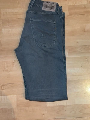 Mörk gröna replay jeans  - Mörk gröna replays jeans i väldigt bra skick intreserad->dm W33 men är inte så stora som man tror är 178 och sitter väldigt bra på mig passar även folk som är längre 