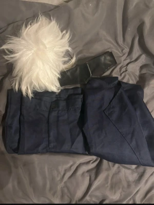 Gojo Cosplay - Jujutsu Kaisen - Selling a jujutsu kaisen uniform (shirt & pants), a white hair wig and a black blindfold for 325