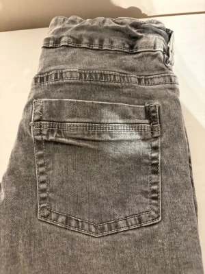 gråa bootcut jeans från gina young - gråa bootcut jeans från gina young säljer pågrund av att dom aldrig kommer till användning!