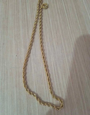 Guldfärgat tvinnat halsband - Snyggt guldfärgat halsband med tvinnad kedja som ger en cool och trendig look. Halsbandet har en klassisk design och passar perfekt till att lyfta vilken outfit som helst. Materialet är metall med guldfinish och kedjan har en rundad form.