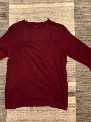 Vinröd långärmad topp Calvin Klein - vinröd långärmad topp från Clavin Klein