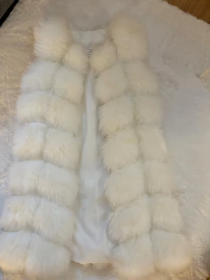 Fake fur pälsväst  - Aldrig använd, i nyskick. Fake fur 