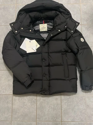 Moncler vezere  - Skön moncler vezere i princip helt ny inga fel på den. Använd ganska mycket men som man ser på bilden syns det knappast. Något för dig som vill ha något unikt men fortfarande väldigt stiligt. Vid fler frågor är de bara att höra av sig.