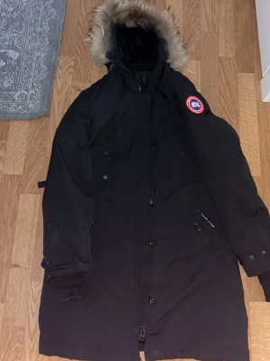 Canada goose jacka - Säljer en stilren och varm Canada Goose-jacka i storlek XL. Jackan har en bekväm passform som gör att den även sitter bra på dig som vanligtvis har en något mindre storlek, beroende på hur man vill att den ska sitta. 
